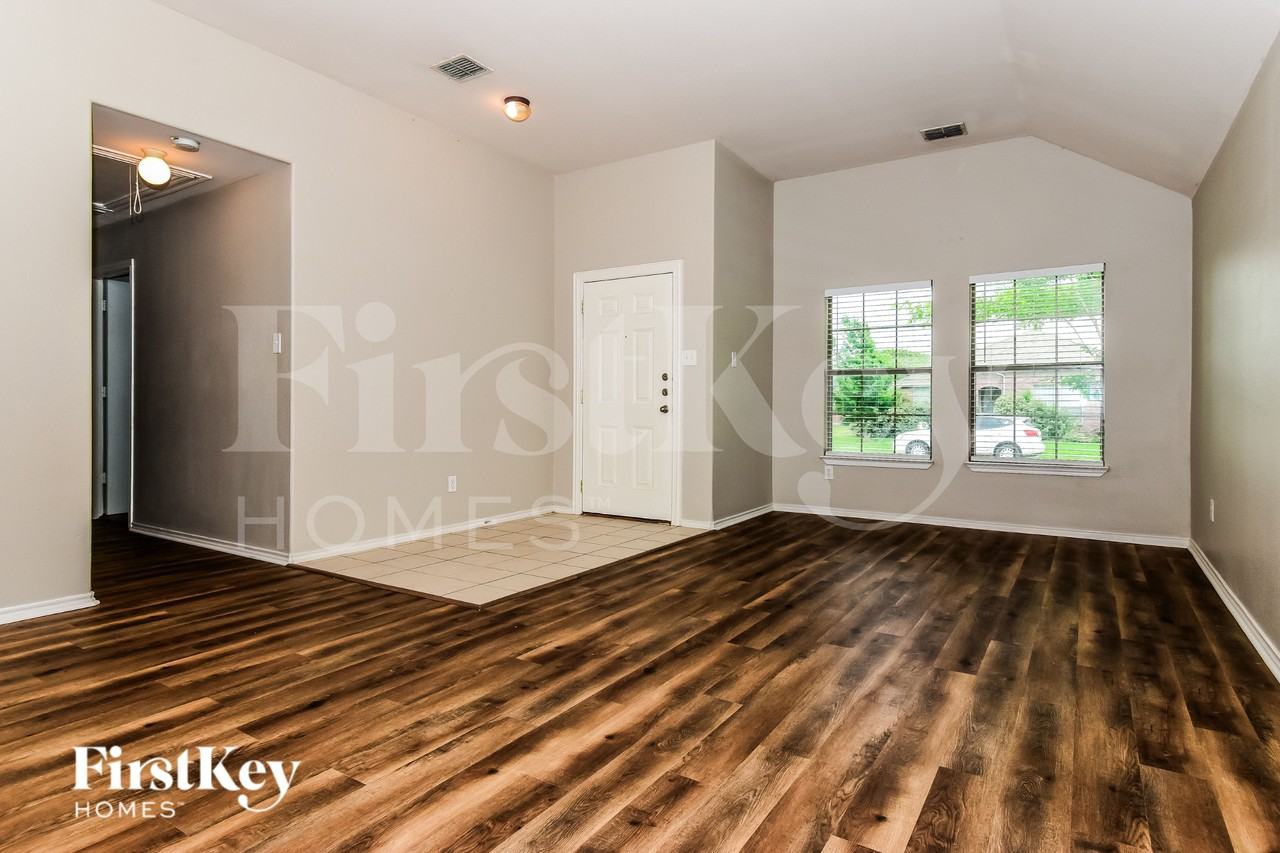 1517 Brandon Dr - Photo 2 of 19
