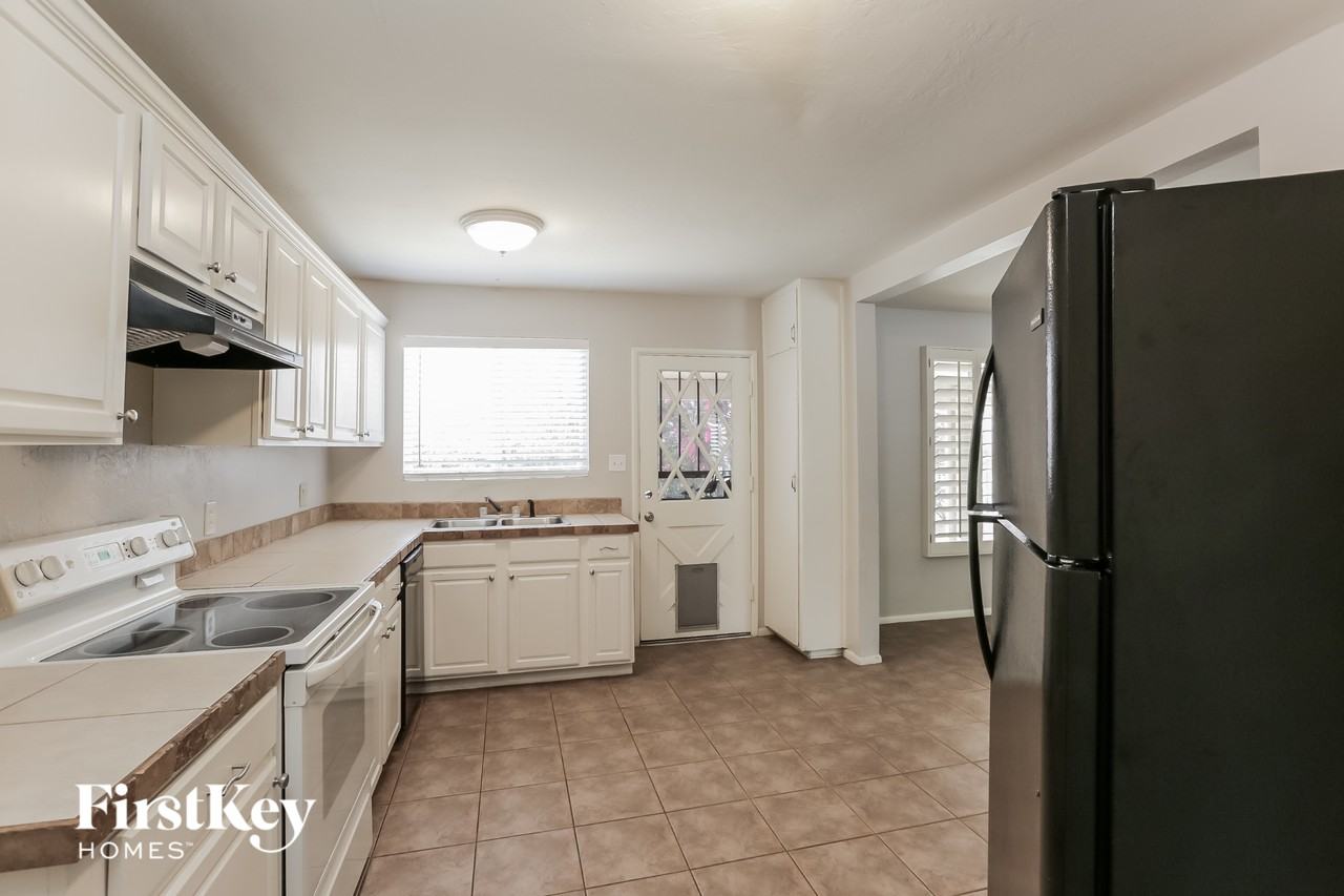 1357 W Sells Dr - Photo 4 of 15