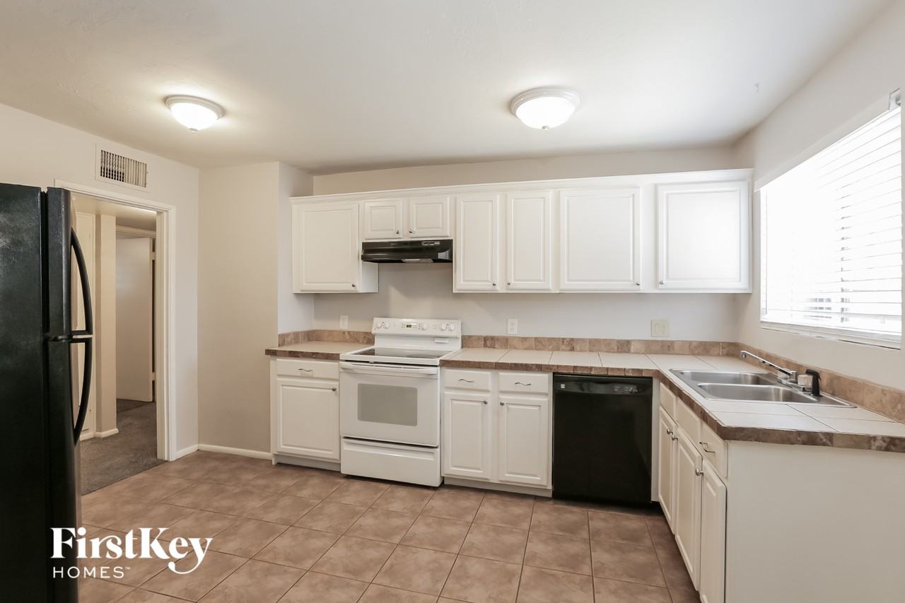 1357 W Sells Dr - Photo 5 of 15