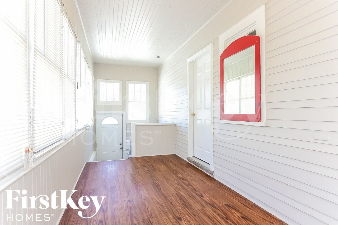 1306 Brookside Ave - Photo 2 of 15