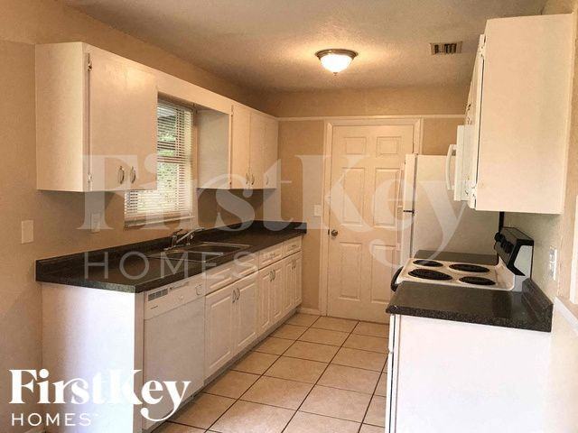 1083 Riggs St - Photo 5 of 19