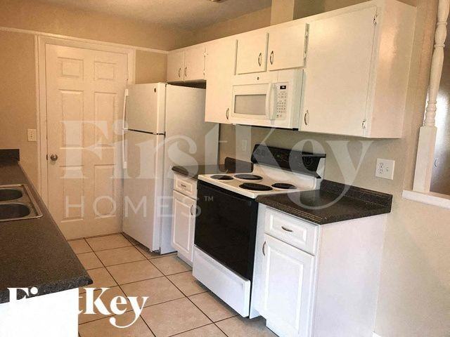 1083 Riggs St - Photo 6 of 19