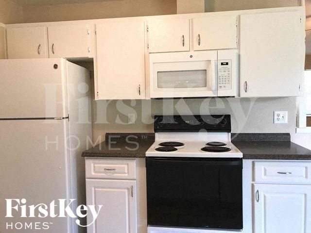 1083 Riggs St - Photo 7 of 19