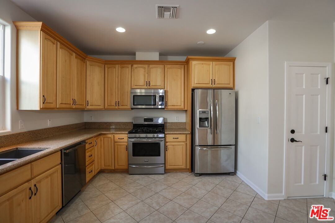 806 N Alfred St #3 - Photo 2 of 8