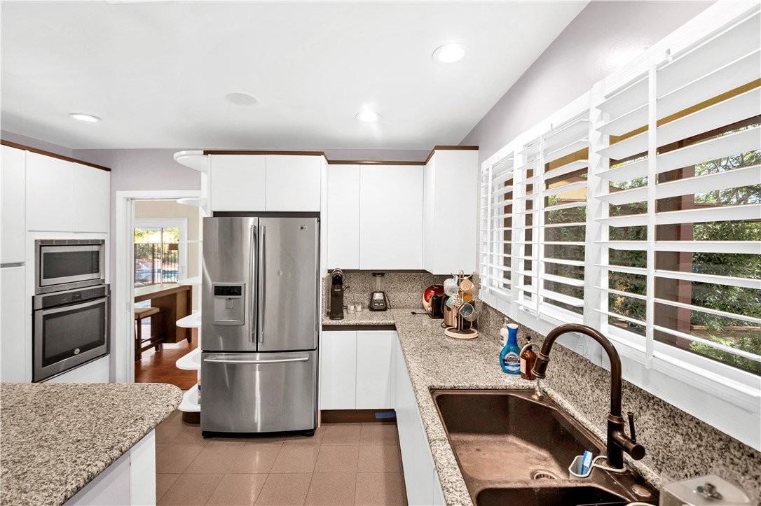 2500 Benedict Canyon Dr - Photo 7 of 8