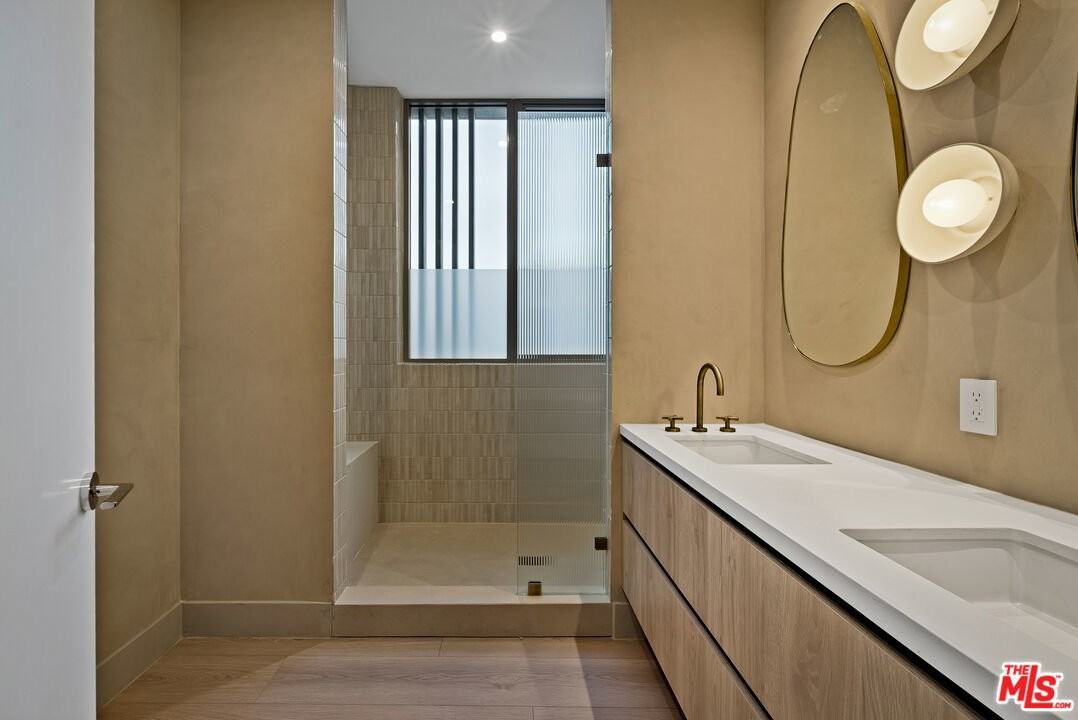 755 N Alfred St #B - Photo 2 of 8