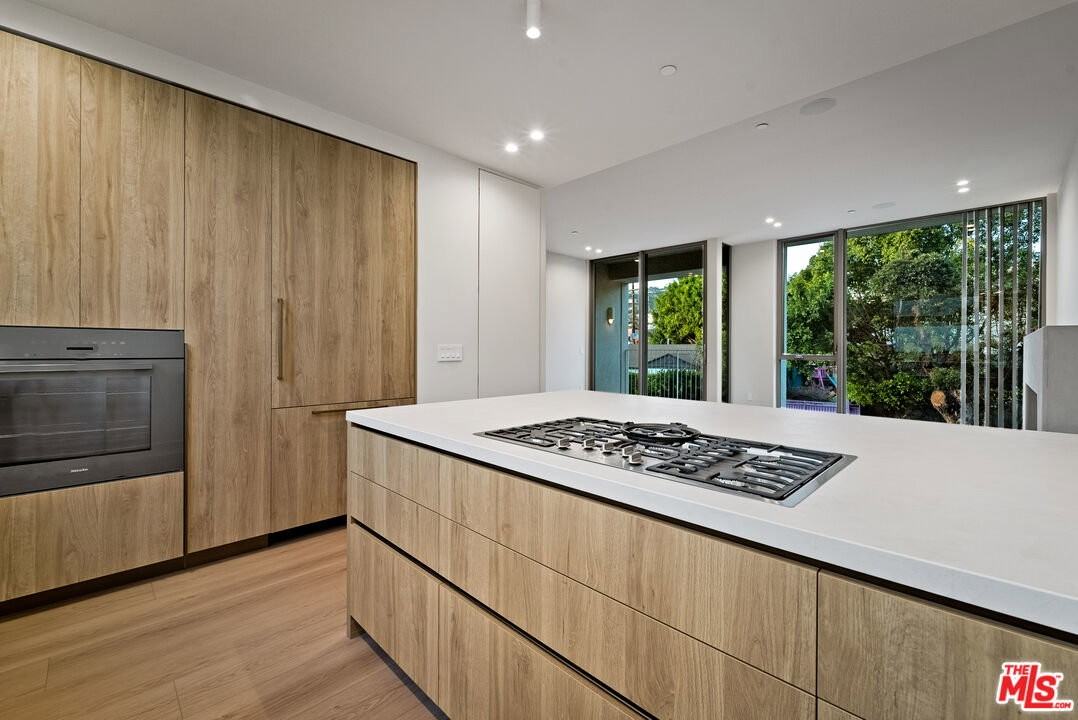 755 N Alfred St #B - Photo 3 of 8