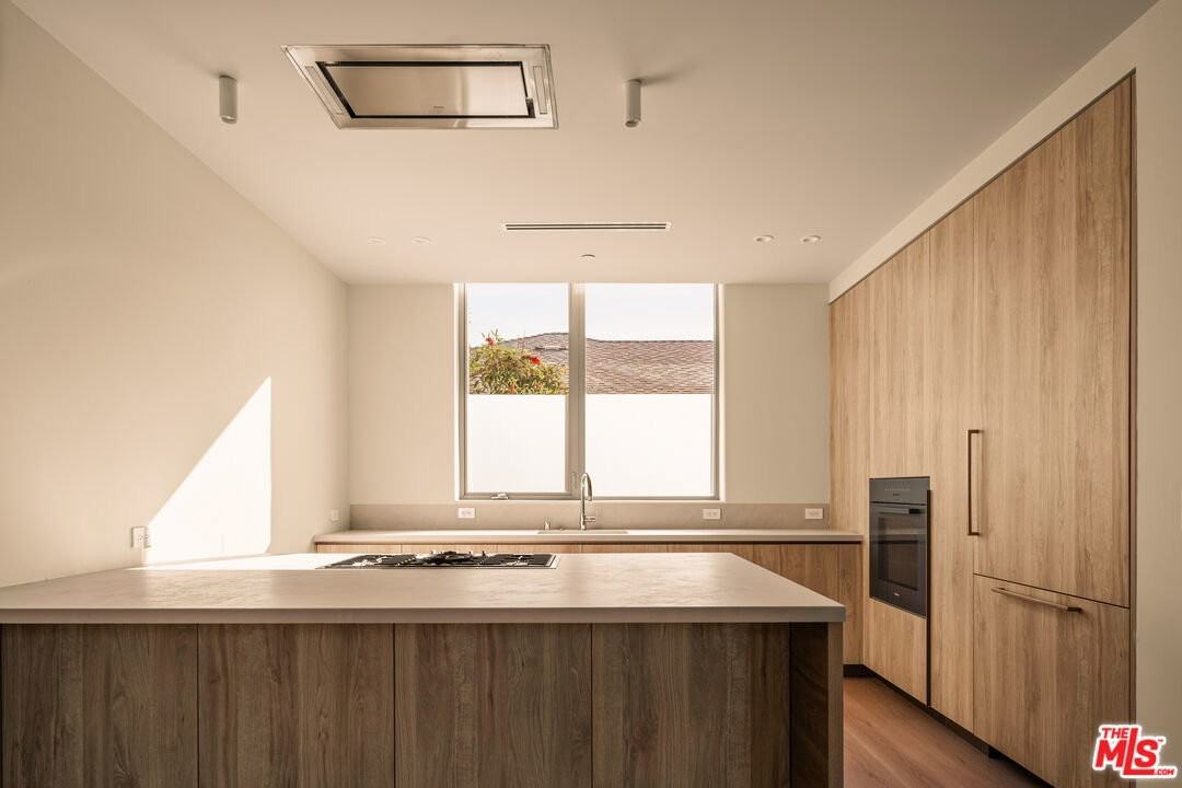 755 N Alfred St #B - Photo 6 of 8