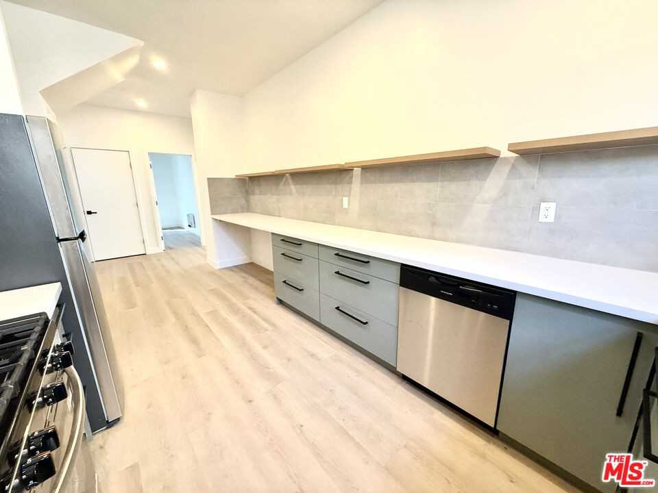 1246 N Formosa Ave - Photo 5 of 8