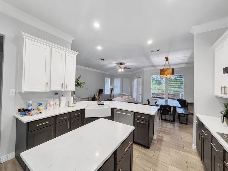 1004 Colonial Dr - Photo 3 of 17
