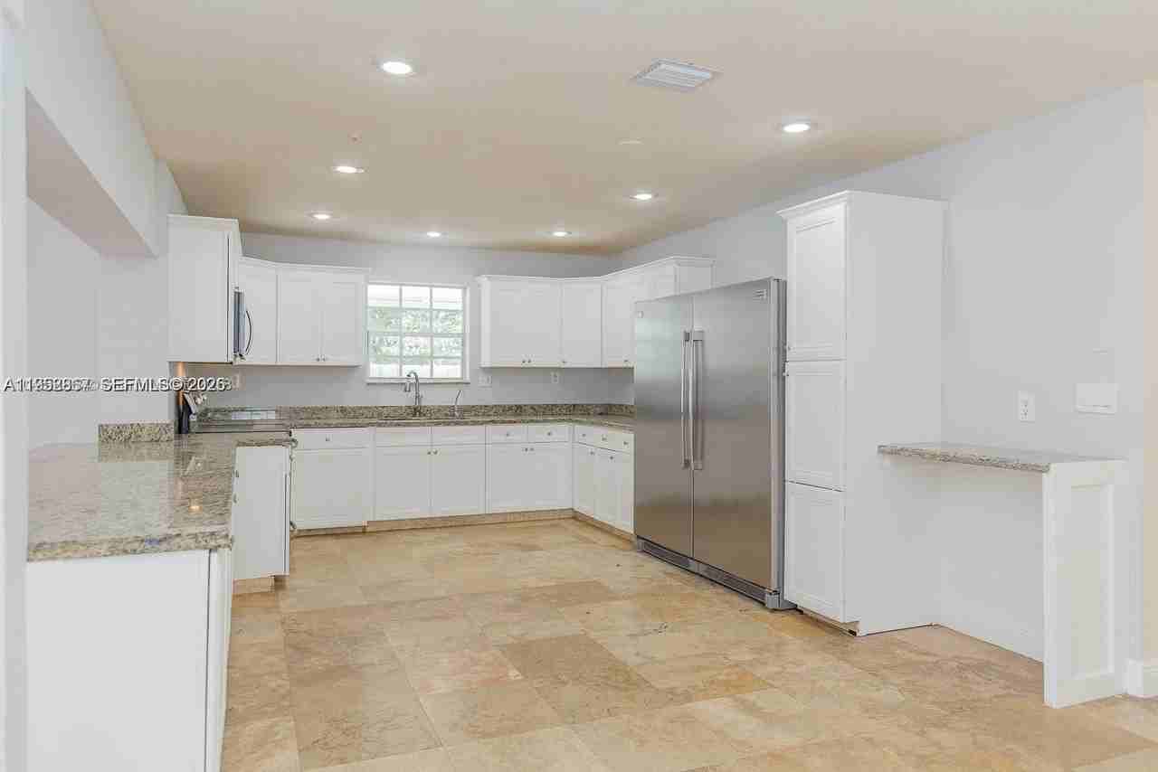 5520 Hayes St - Photo 4 of 8