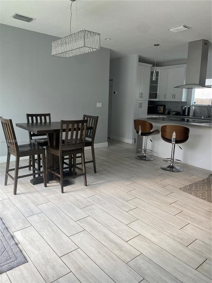 1177 Sw 13th St - Photo 3 of 8