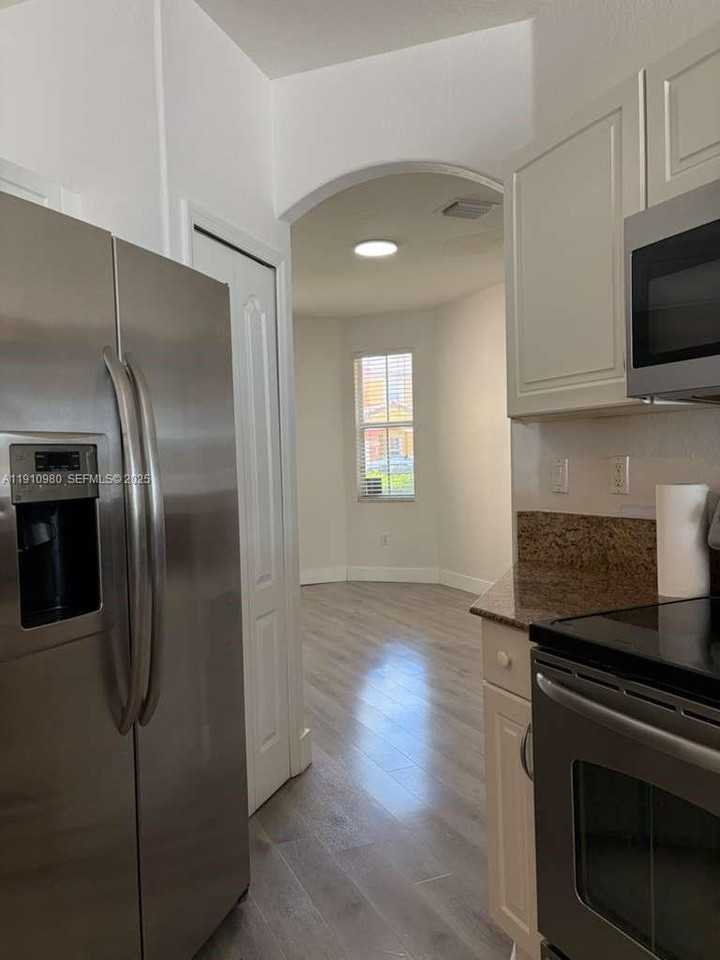 8666 Northwest 114th Avenue #8666 - Photo 4 of 37