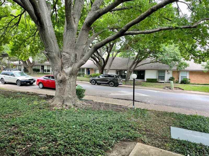 13722 Flagstone Ln - Photo 2 of 16