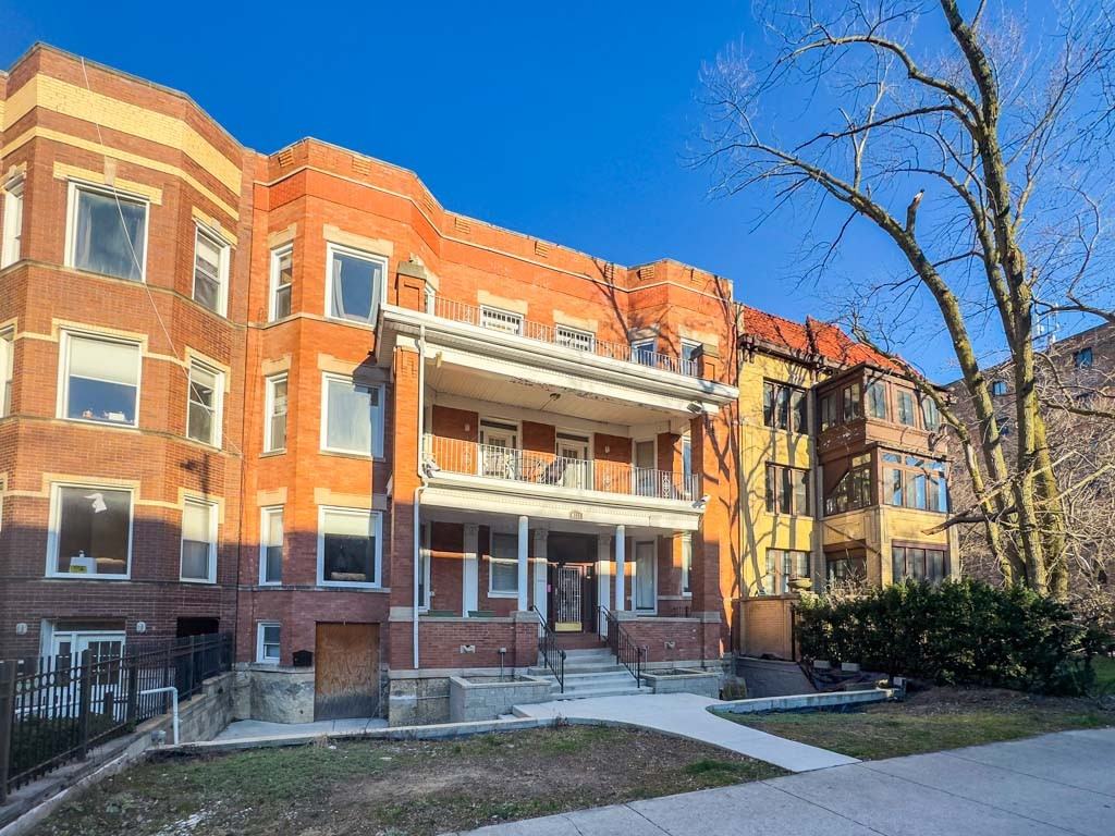 6711 N Sheridan Rd #1S