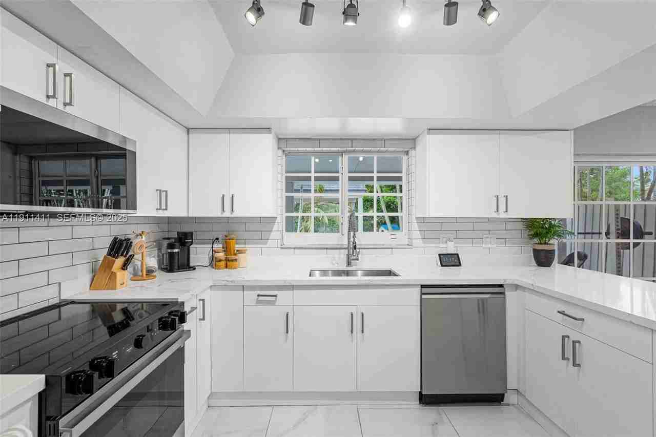 8351 Southwest 39th Court - Photo 6 of 52