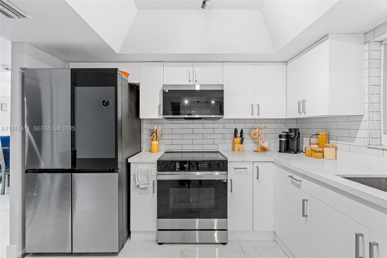 8351 Southwest 39th Court - Photo 7 of 52