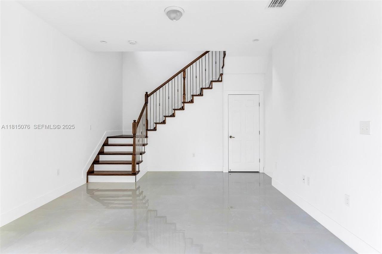 785 Southwest 7th Street #B - Photo 6 of 24