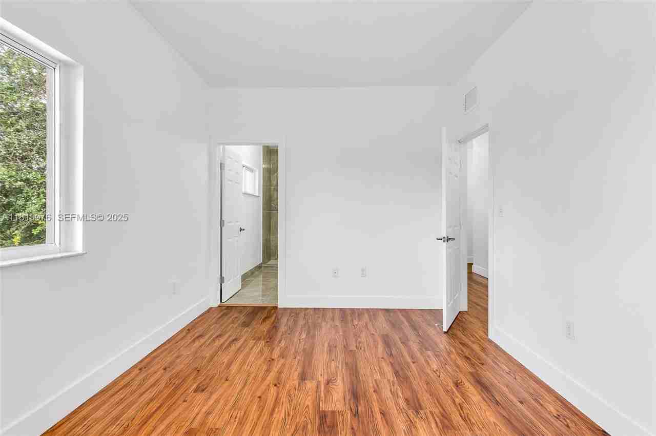 785 Southwest 7th Street #B - Photo 7 of 24