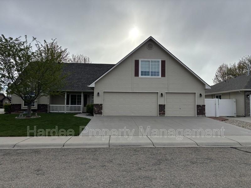 2252 N Oconner Ave - Photo 4 of 35