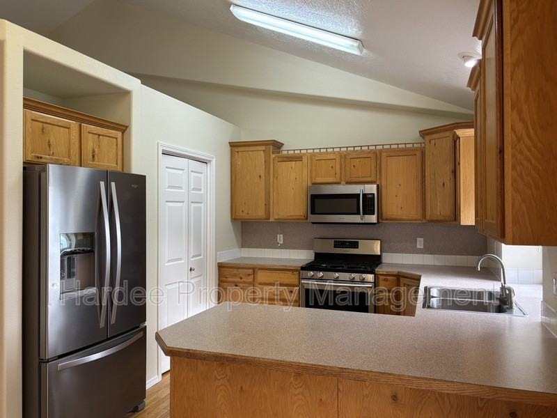 2252 N Oconner Ave - Photo 5 of 35