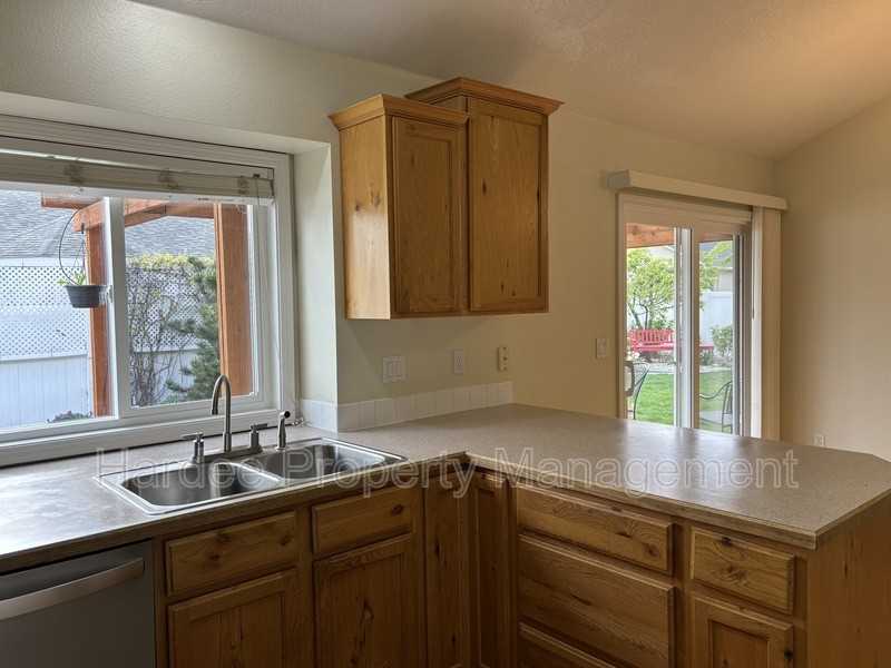 2252 N Oconner Ave - Photo 6 of 35