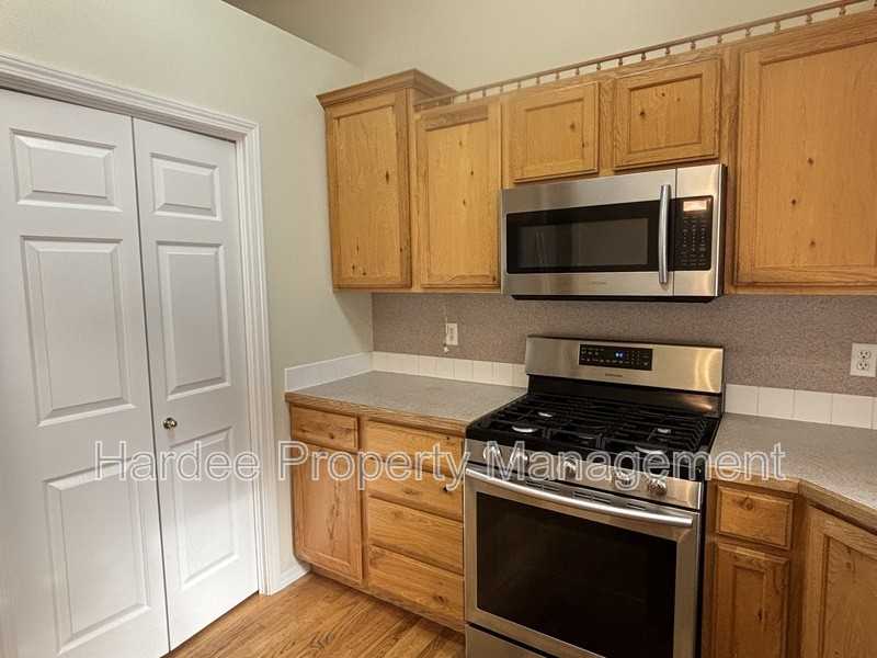 2252 N Oconner Ave - Photo 7 of 35