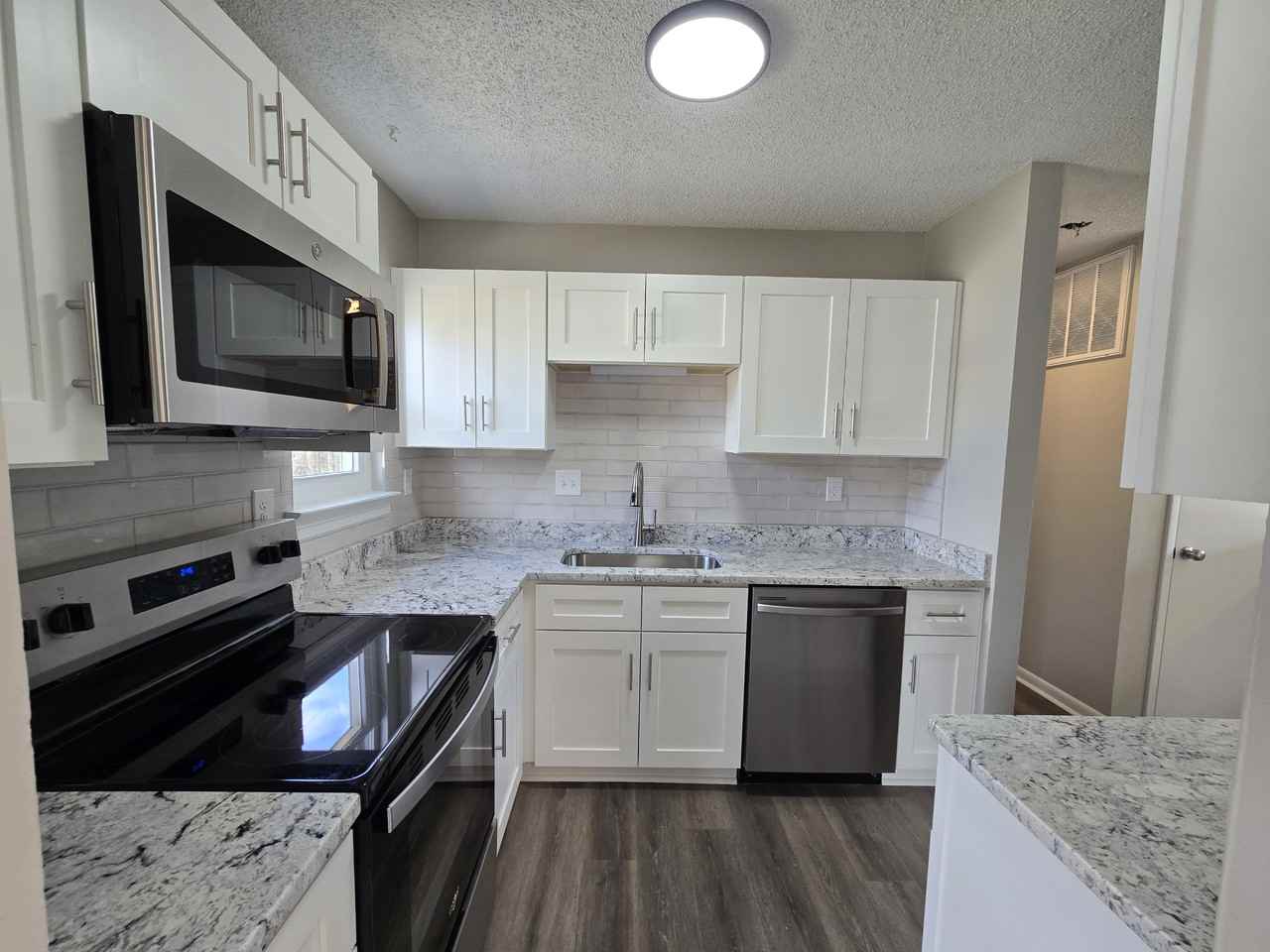 10200 Stroud Ln - Photo 3 of 33