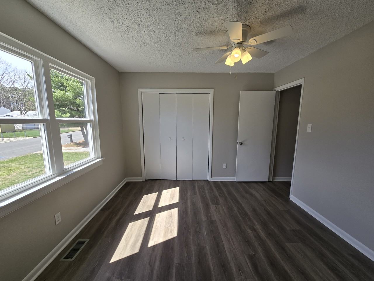 10200 Stroud Ln - Photo 6 of 33