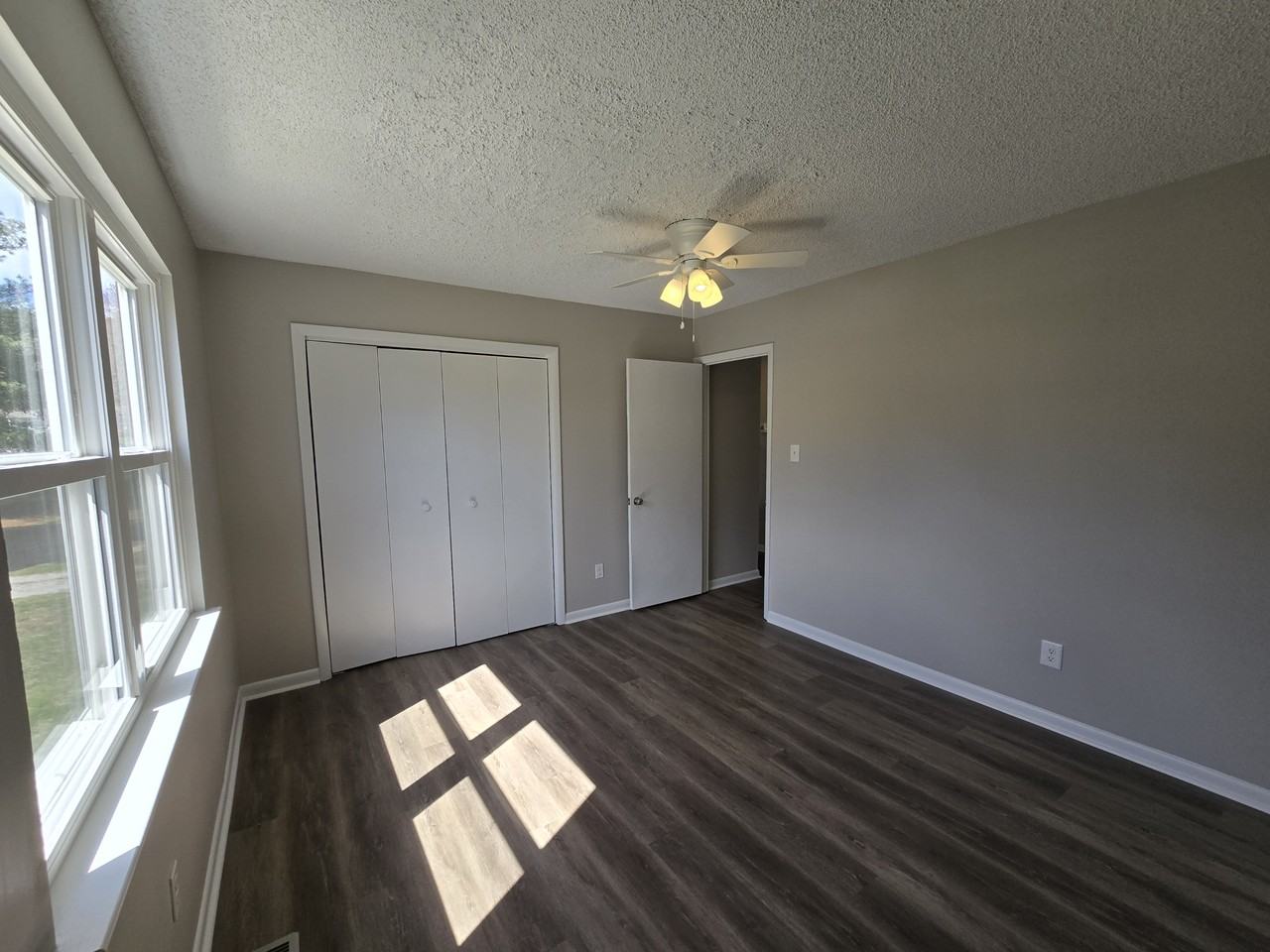 10200 Stroud Ln - Photo 7 of 33