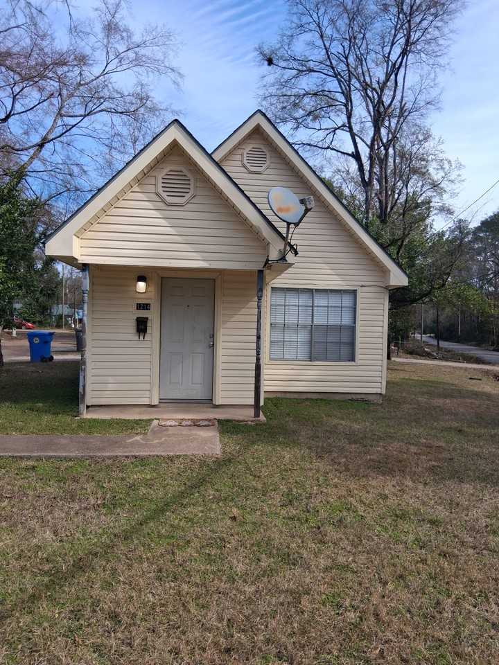 1214 Lotus Ln - Photo 2 of 9