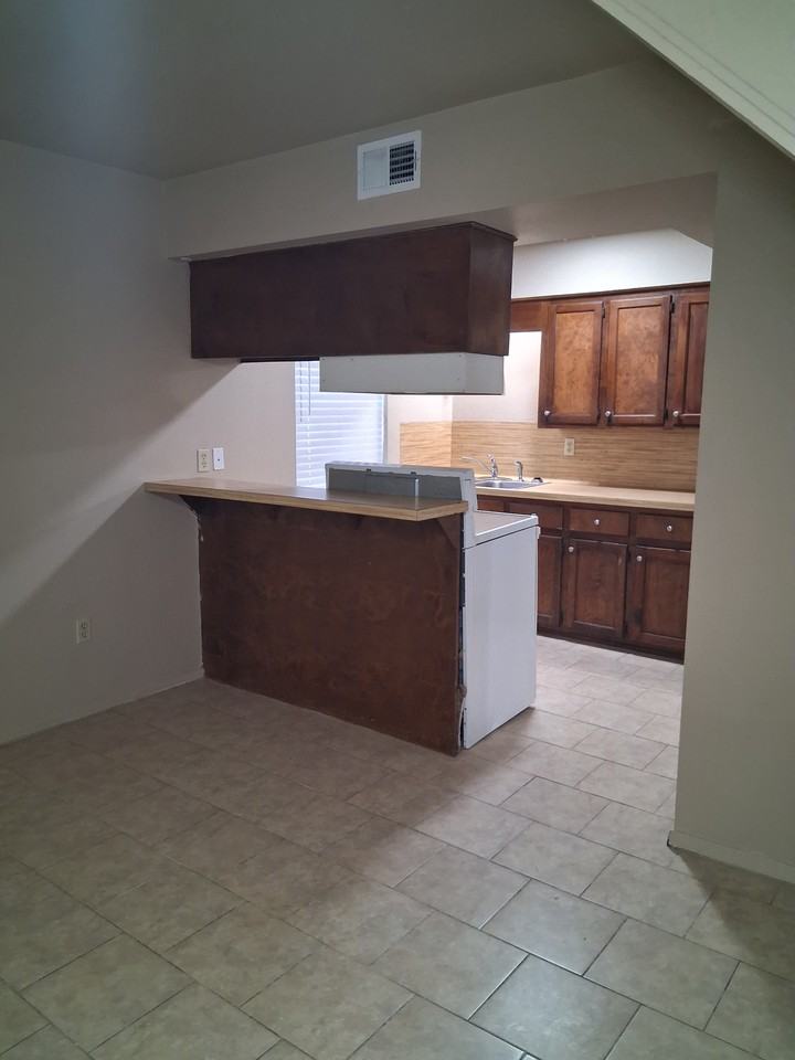 1214 Lotus Ln - Photo 4 of 9