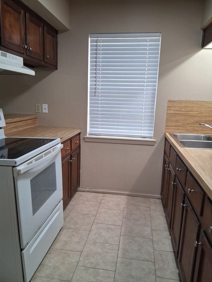 1214 Lotus Ln - Photo 5 of 9