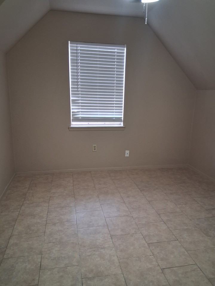 1214 Lotus Ln - Photo 6 of 9