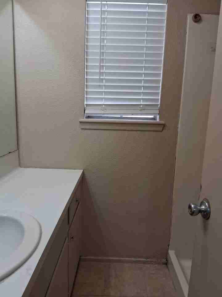 1214 Lotus Ln - Photo 7 of 9