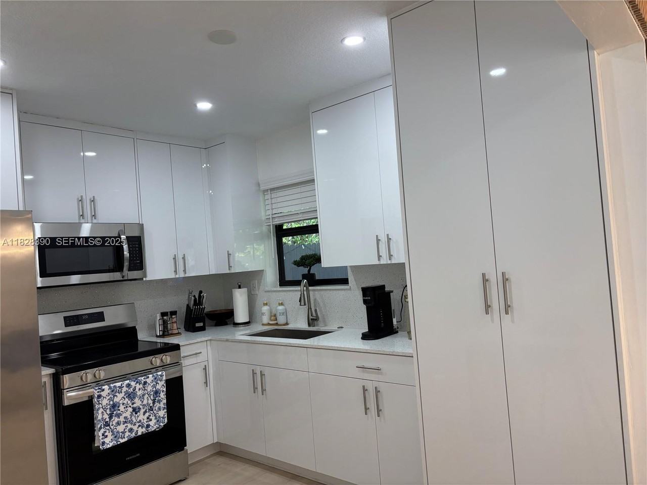 1023 Northwest 19th Terrace #0 - Photo 3 of 40