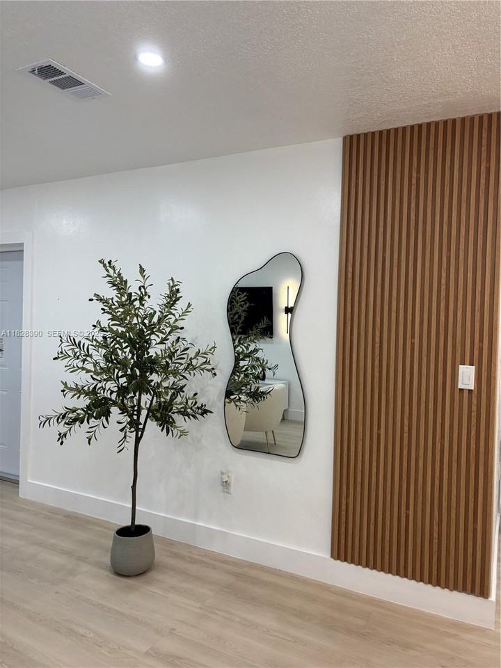 1023 Northwest 19th Terrace #0 - Photo 5 of 40