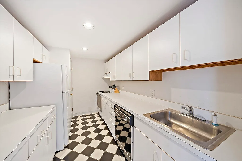 21 Linden St #403 - Photo 2 of 10