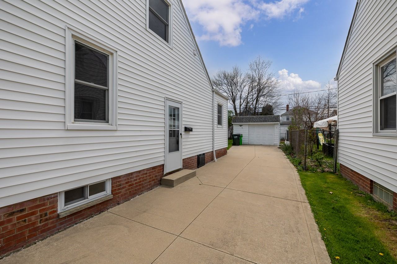 20500 Morris Ave - Photo 3 of 27