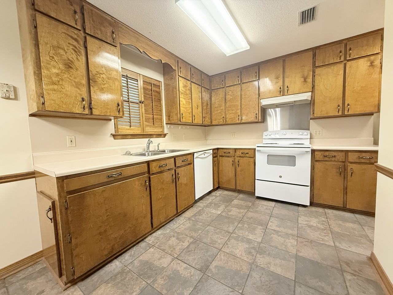 106 S Beech St - Photo 3 of 12