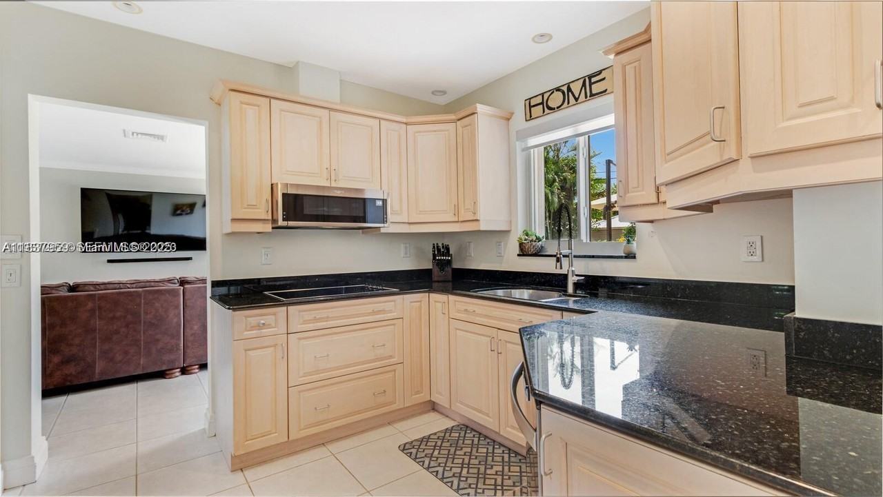 2632 Northeast 30th Street - Photo 5 of 17