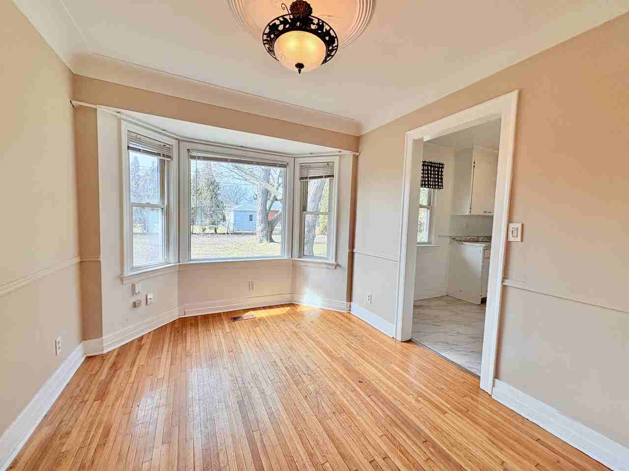 4019 Casgrain Dr - Photo 7 of 39