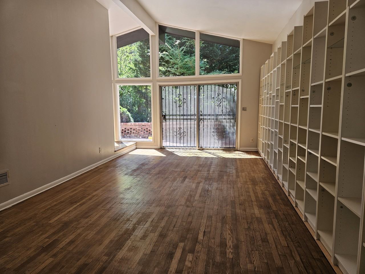 3543 Cloudland Dr - Photo 3 of 17