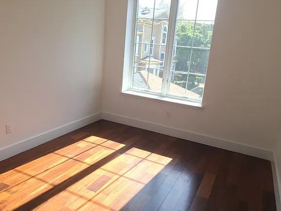 301 Macon St - Photo 3 of 7