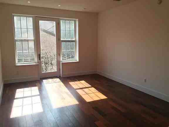 301 Macon St - Photo 4 of 7