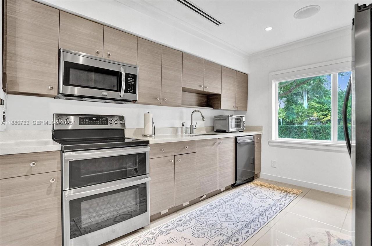 11425 Northeast 3rd Avenue - Photo 5 of 43