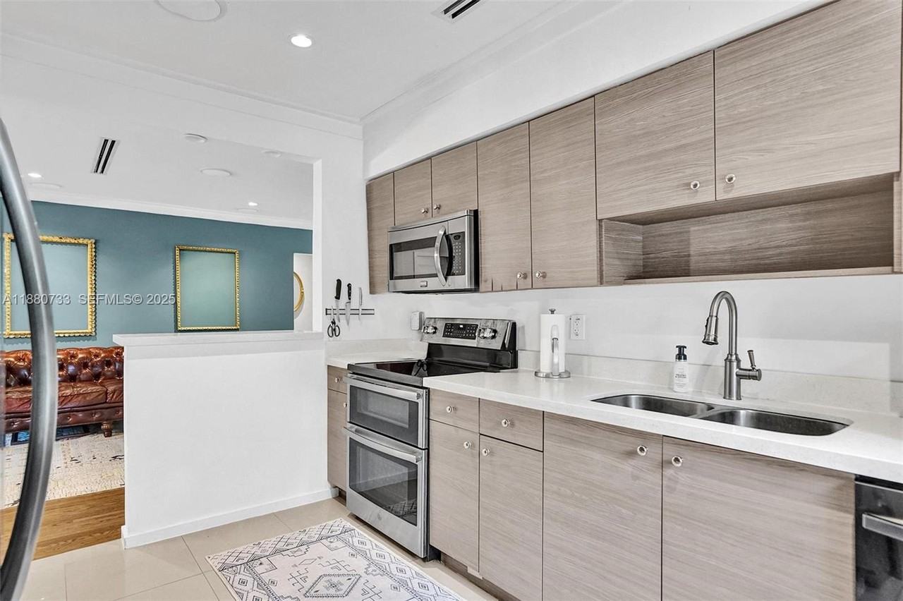 11425 Northeast 3rd Avenue - Photo 6 of 43