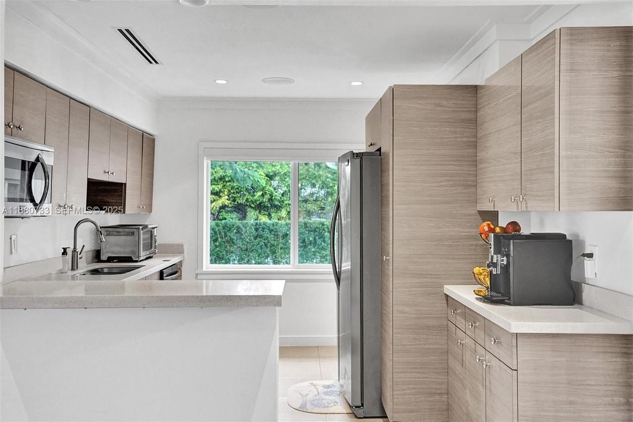 11425 Northeast 3rd Avenue - Photo 7 of 43