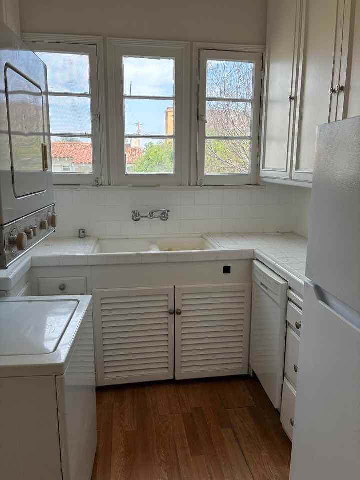 133 S Reeves Dr #C - Photo 5 of 11