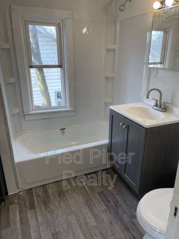 320 W Clark St - Photo 5 of 15